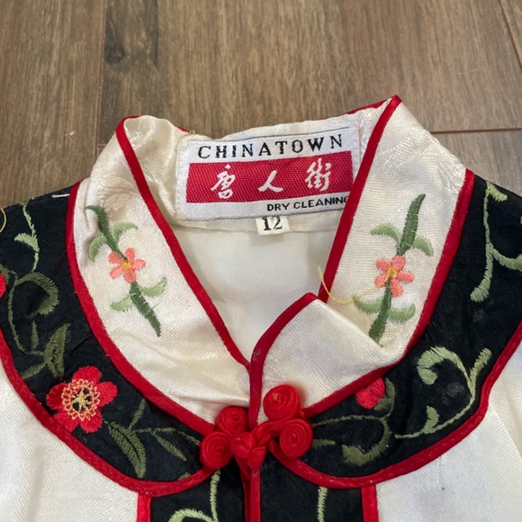 Beautiful embroidered Chinese top - Picture 6 of 10